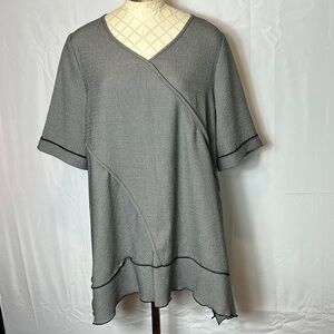Moonlight By Y& S Black and White Tunic Top Short Sleeve Size Small like new